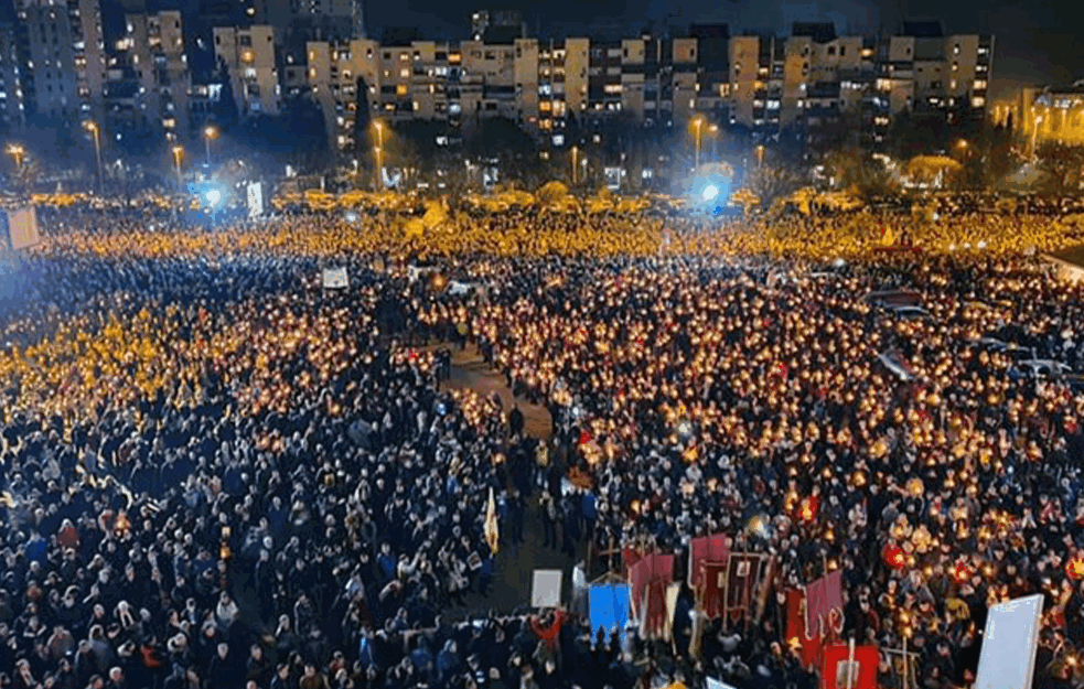 <span style='color:red;'><b>NE DAMO SVETINJE</b></span>: Održavaju se litije u Tivtu; predvodi ih Amfilohije (VIDEO)